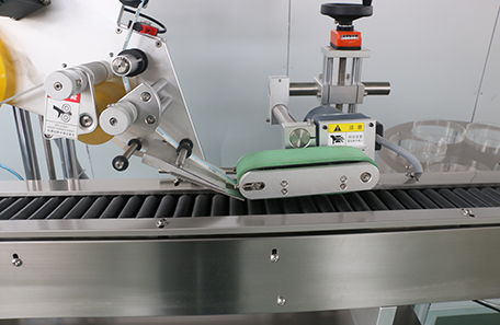 高效精準，賦能生產(chǎn)——解析斜臥式不干膠貼標機伺服引擎60型