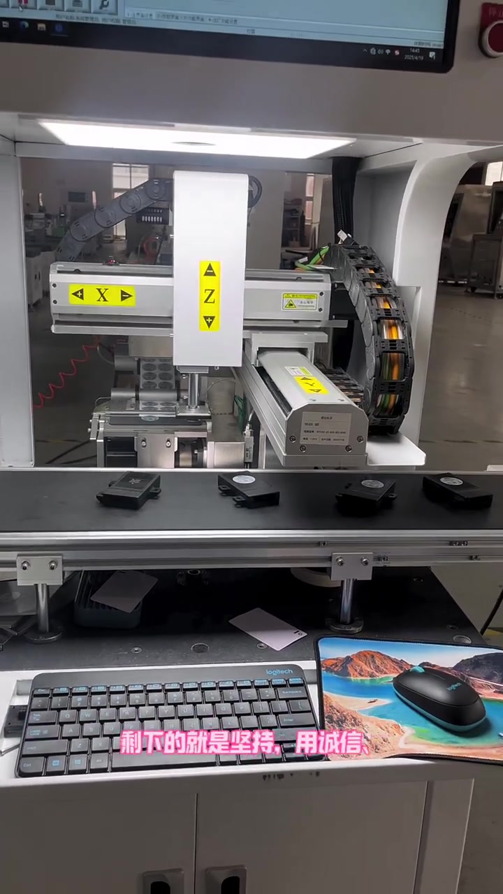 25800視覺(jué)自動(dòng)貼標(biāo)機(jī) 智能解決生產(chǎn)貼標(biāo)煩惱，高效提升產(chǎn)能與精準(zhǔn)度